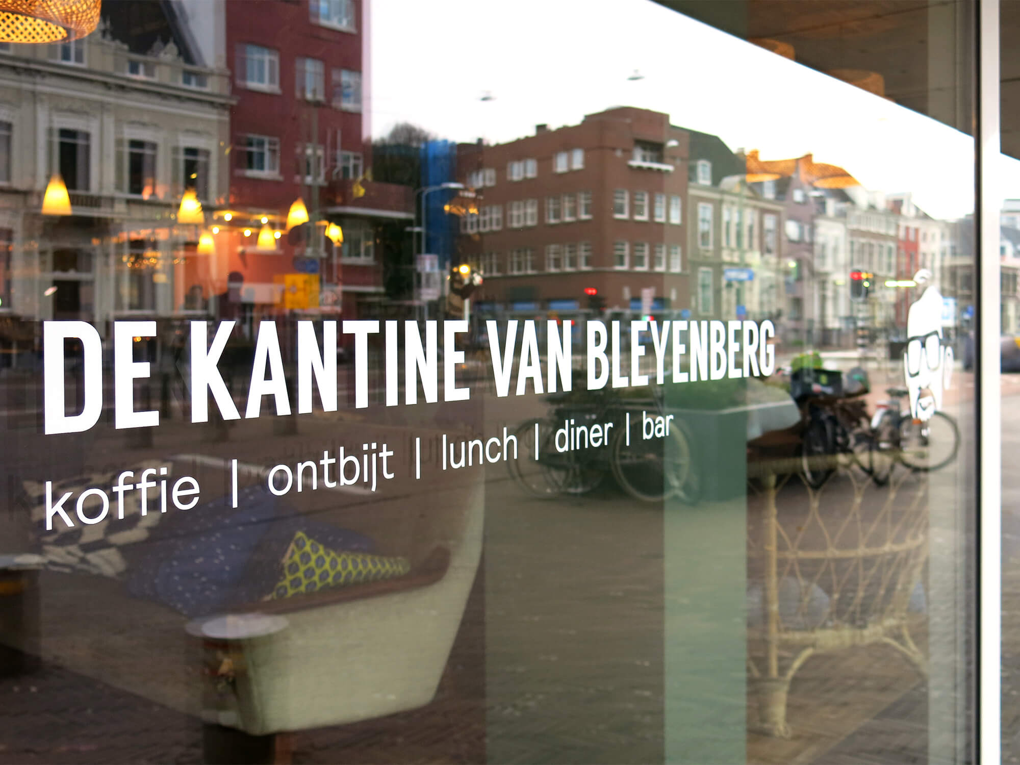 Window lettering for 'De Kantine van Bleyenberg' listing: ‘koffie, ontbijt, lunch, diner, bar’